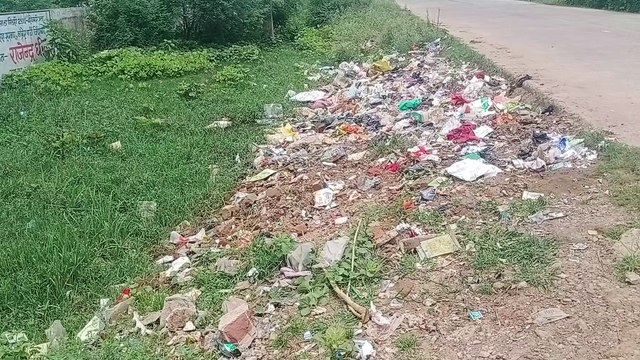 बहतराई में पेयजल समेत निकासी समस्या से जूझ रहे लोग, बारिश होते ही घर में जलभराव बड़ी समस्या