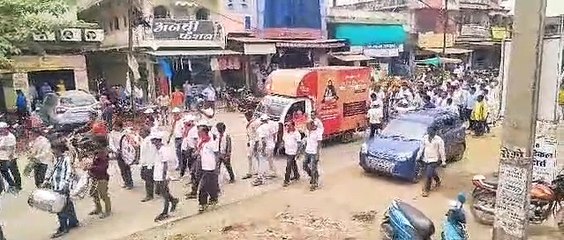 माखननगर विधायक  चरण पादुका को सिर पर रखकर यात्रा में शामिल हुए