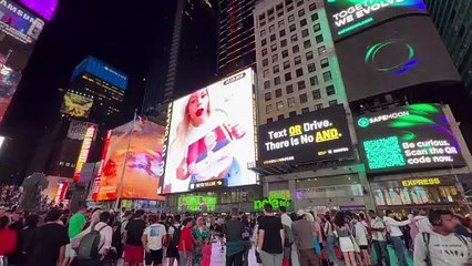 Influencer transsexual apela em telão na Times Square para chamar atenção de Boninho