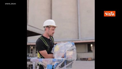 Decaro mostra i silos del porto di Bari dove nasceranno murales