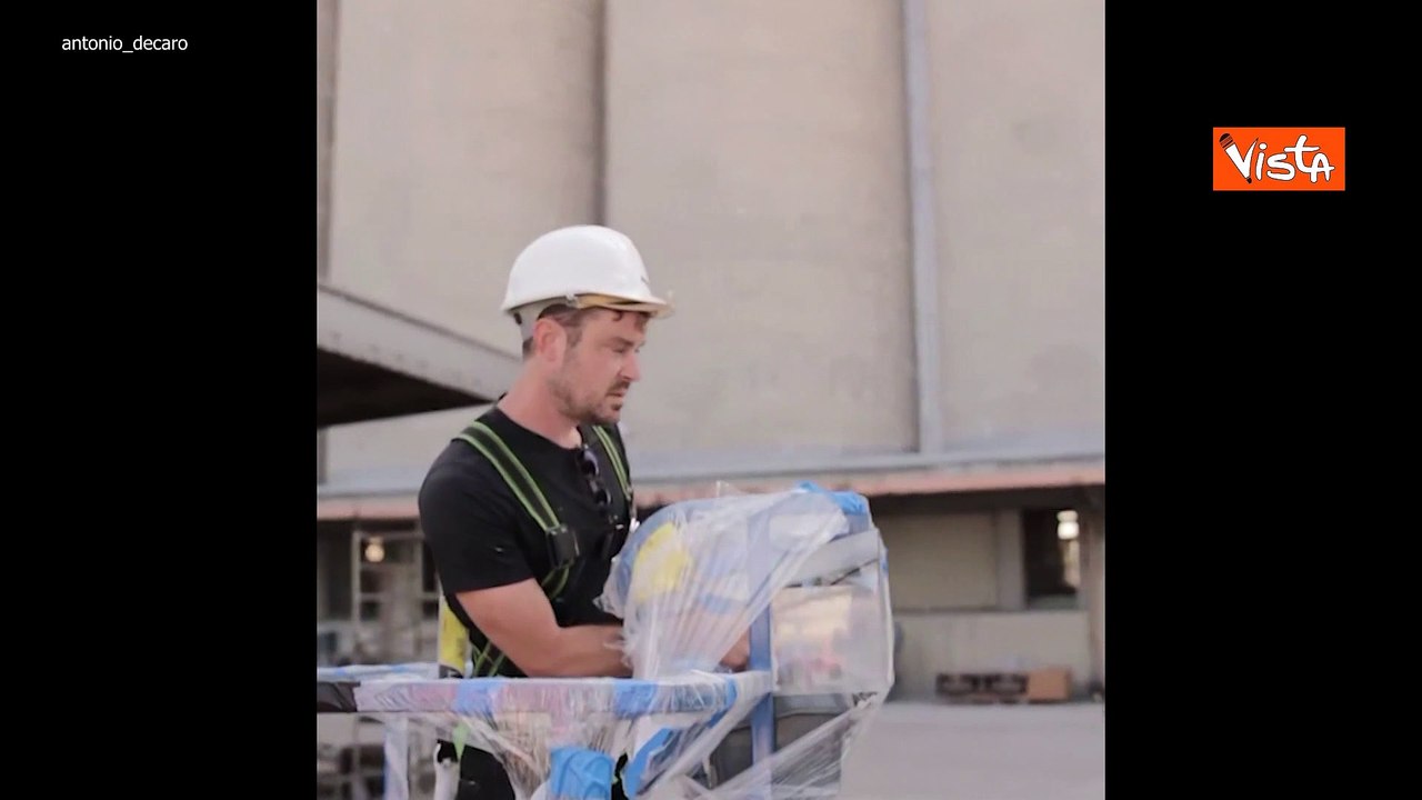 Decaro mostra i silos del porto di Bari dove nasceranno murales