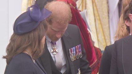 "Un salaire à sept chiffres pour ne rien faire" : licenciés, les collègues du prince Harry grincent des dents