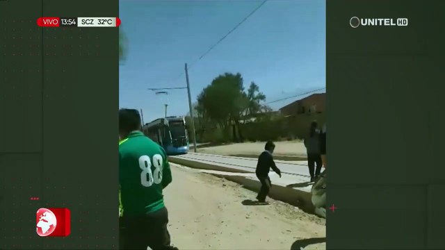 Vehículo quedó atrapado entre las vías del Tren Metropolitano