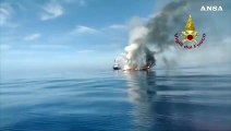 Imbarcazione in fiamme affonda a Livorno, 3 bambini tra i superstiti