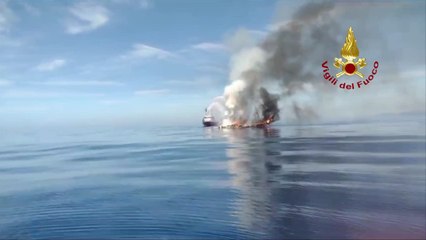 Imbarcazione in fiamme affonda a Livorno, 3 bambini tra i superstiti