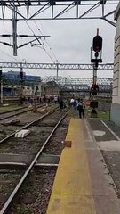 Pasajeros caminan por las vías desde Constitución