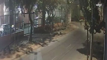 Vídeo mostra homem deitando ao lado de mulher morta após cair de bicicleta