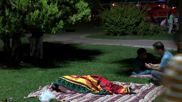 Après le tremblement de terre de magnitude 5,3 à Malatya, les citoyens passent la nuit dans des espaces ouverts