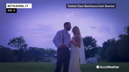 Video herunterladen: Meteorologists' wedding reception gets a stunning backdrop of lightning