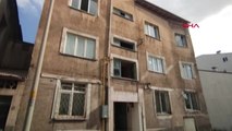 91 yaşındaki işitme engelli kadın apartmanda mahsur kaldı