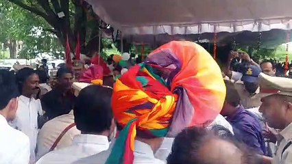 देखिए कहां ओर कैसे गिरे मंत्री चौधरी