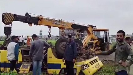 हादसे में यात्रियों से भरी बस के उड़े परखच्चे, 1 मौत 30 से ज्यादा घायल