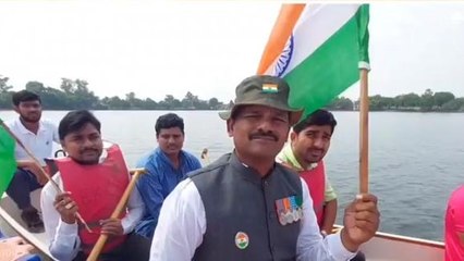 भिंड: बीच धारा में निकाली गई तिरंगा रैली, पूर्व सैनिक ने कही दिल छू लेने वाली बात