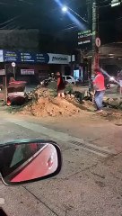 Carro cai em buraco na avenida José Bastos