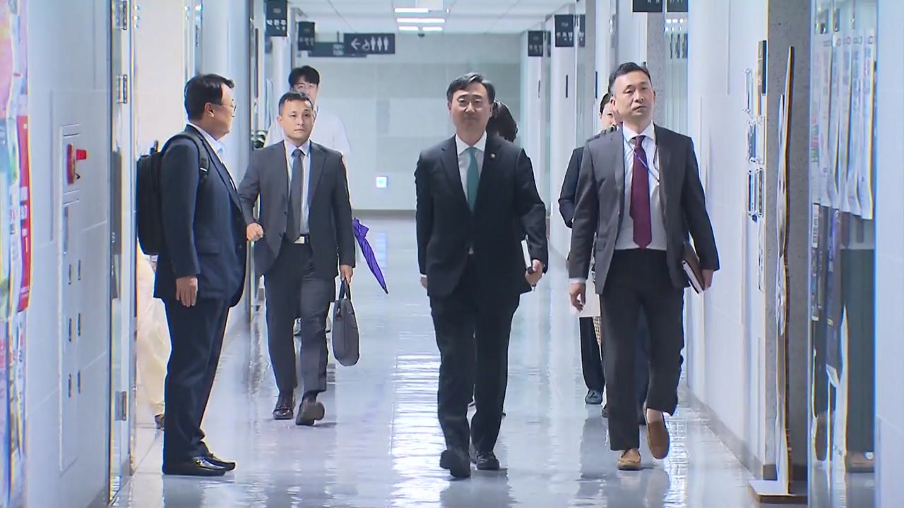 국방 차관, 국회 찾아 '채 상병 사건' 보고...與 "적법절차" vs 野 "조사 필...