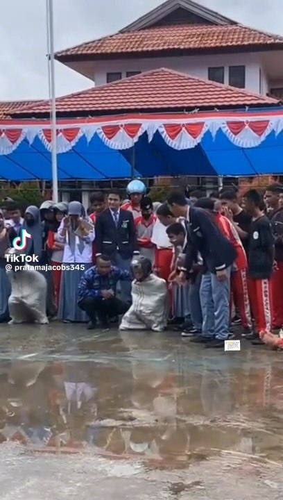 Lomba balap karung peringatan HUT RI bikin ngakak 