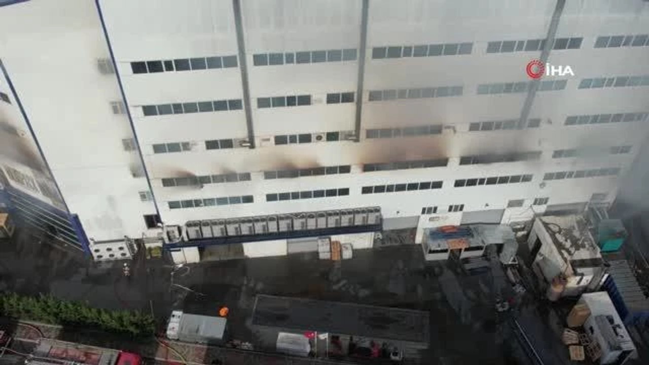 Arnavutköy'de cam üretim fabrikasındaki yangın böyle görüntülendi
