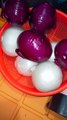 presentando unas cebollas moradas y blancas ideales para preparar el aguachile alimentacion saludable