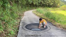 Vẽ cái hố giữa đường để thử mọi người