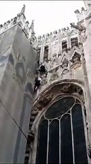 Si arrampicano sulla Madonnina