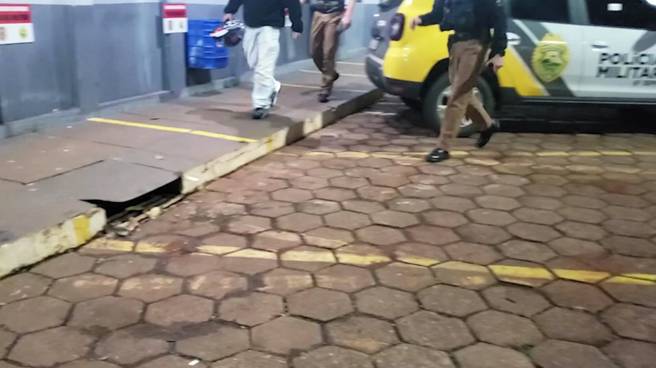 Tentativa de fuga frustrada termina com motociclista adolescente caído e apreendido