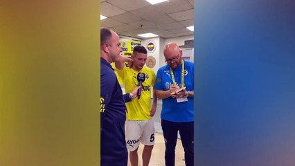 Evli erkekler aynı yorumu yapıyor! Fenerbahçeli yıldızın röportajına takım arkadaşı damga vurdu