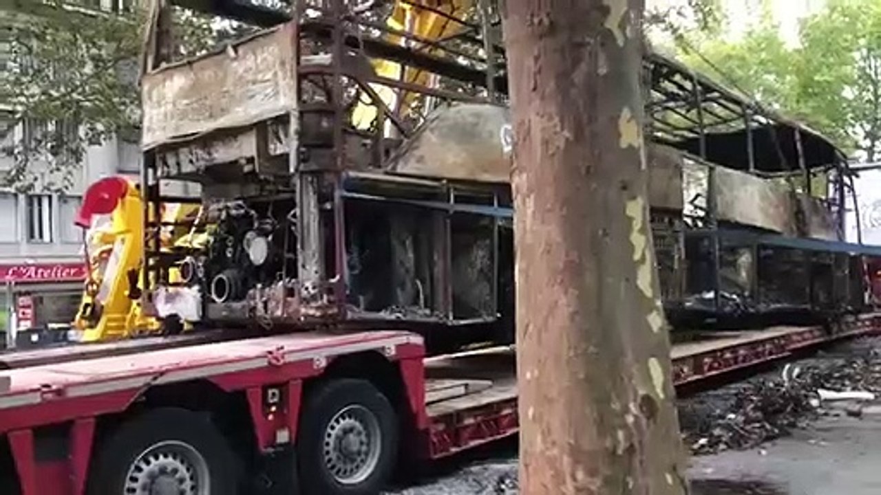 La carcasse du car incendiée à Tours lors des émeutes enfin enlevée