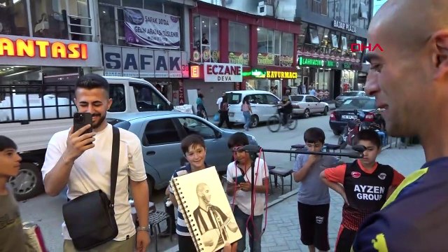 TANIMADIĞI KİŞİLERİN RESMİNİ ÇİZİYOR, HEDİYE EDERKEN VİDEO ÇEKİP SOSYAL MEDYADA PAYLAŞIYOR