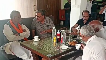 भाजपा नेता ओमप्रकाश माथुर ने हाइवे पर देसी टिक्कड़ का स्वाद चखा