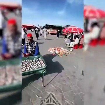 Para bulamayan insanlar satın aldı... Seyyar dişçi sokakta tezgah açtı