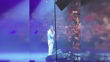 Kazada yaralanan ünlü şarkıcı Tan, konserini iptal etmeyip sevenleriyle buluştu