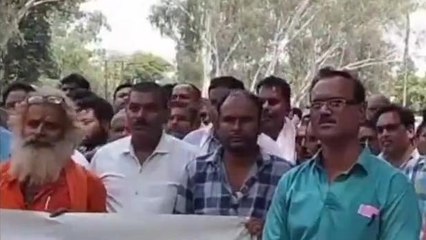 सीधी: सहकारी कर्मचारी संघ ने घेरा कलेक्ट्रेट,जाने वजह