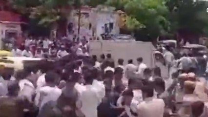 राजस्थान विश्वविद्यालय के पुलिस ने छात्रों पर भांजी लाठियां, देखें वीडियो
