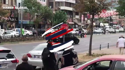 Büyük beğeni toplayan görüntüler... Trafik polisinden alkışlanacak hareket!
