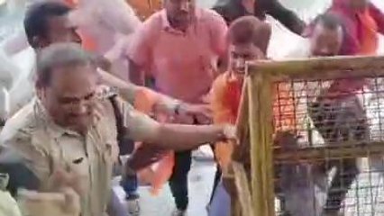 देवास: कांग्रेस नेता के फोटो हटाए जाने पर नगर निगम मे हुआ हंगामा