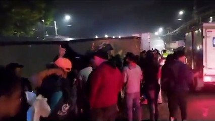 Aprovechan accidente de tráiler que transportaba bebidas alcohólicas para llevarse la carga