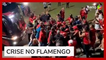 Flamengo desembarca sob protestos da torcida após vexame na Libertadores: 'Time sem vergonha'