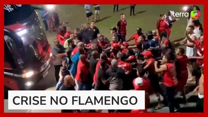 Flamengo desembarca sob protestos da torcida após vexame na Libertadores: 'Time sem vergonha'