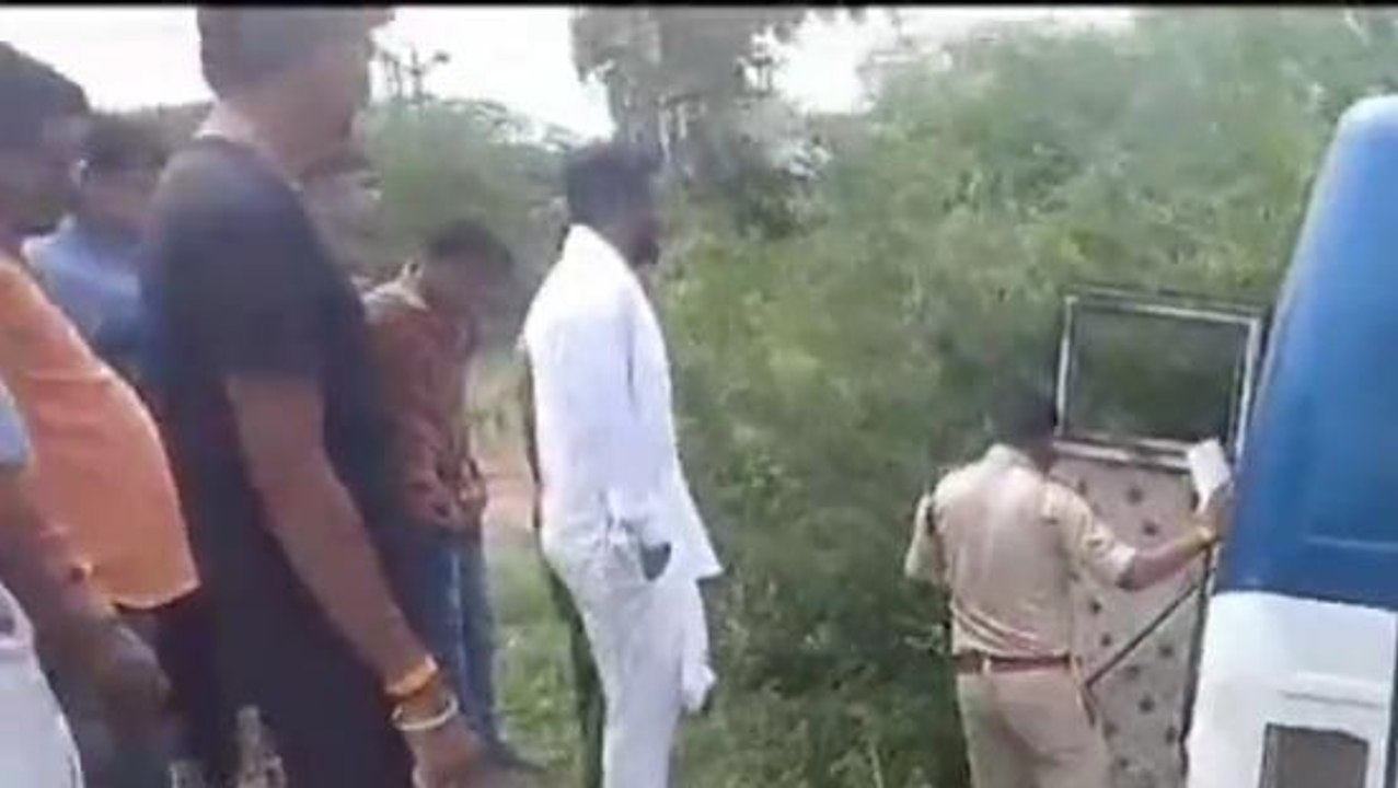 दर्दनाक हादसा: अचानक टायर फटने से हुआ सड़क हादसा, अनियंत्रित बस पलटी कई लोग घायल