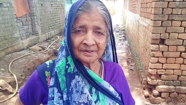 मोपका में नालियां नहीं, सड़क बहता है निकासी का पानी, कीचड़ से सराबोर सड़क से लोग परेशान सड़क