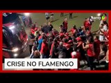 Flamengo desembarca sob protestos da torcida após vexame na Libertadores: 'Time sem vergonha'