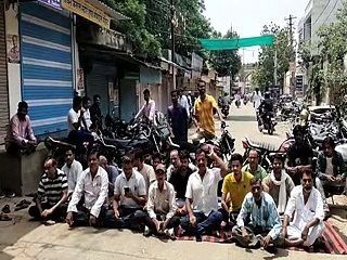 पट्टे नहीं बनाने से नाराज दुकानदारों ने दुकाने बंद कर लगाया जाम-video