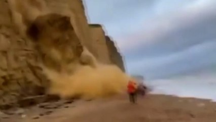 Kaya parçasının altında kalmaktan son anda kurtuldular