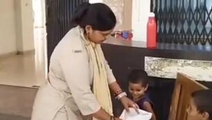 गुना : एक सप्ताह से गायब पत्नी नहीं लग रहा सुराग, महिला होमगार्ड ने बच्चों को दिए कपड़े और खिलौने