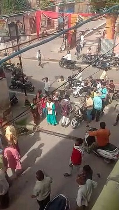 मास्टर की से खोला लॉक और बाइक पार...पकड़ा चोर और इस कदर की धुनाई