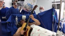 Paciente canta e toca violão durante cirurgia para retirada de tumor cerebral em hospital