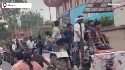 भीलवाड़ा: गदर 2 देखने ट्रेक्‍टर लेकर पहुंचे युवा, जयकारों से गुंजा सिनेमा हॉल