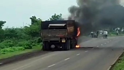 धार: अचानक सड़क पर धू धू करके जलने लगा ट्राला,देखें Video