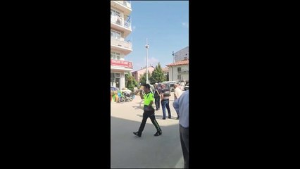 Konya’da TMO'yu protesto eden çiftçi buğdayını AK Parti binası önüne döktü