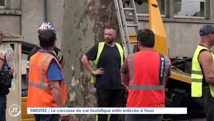 EMEUTES / La carcasse du car touristique enfin enlevée à Tours